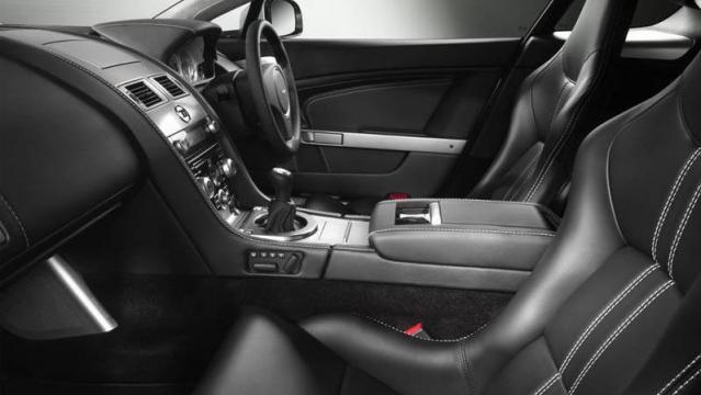 Aston Martin V8 Vantage Coupé interni
