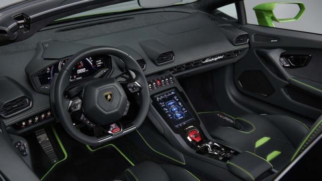 Lamborghini Huracan Spyder interni strumentazione