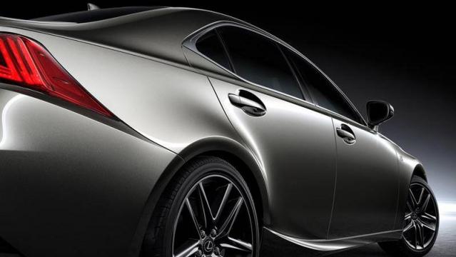 Lexus IS Hybrid tre quarti posteriore