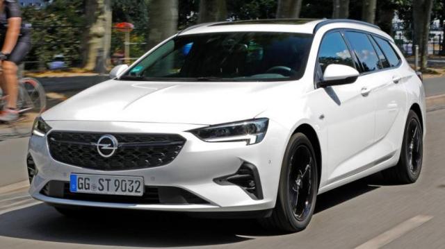 Opel Insignia Sports Tourer lato bianca
