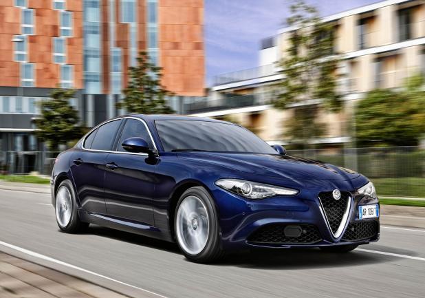 Alfa Romeo Giulia blu profilo laterale