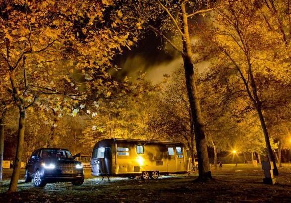 Range Rover e Airstream di notte