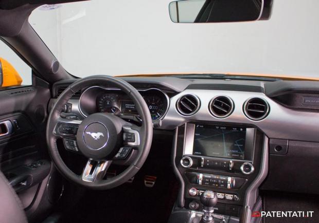 Ford Mustang 5.0 V8 GT automatica interni