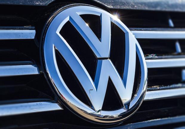 Volkswagen, 900 milioni di euro in celle batteria