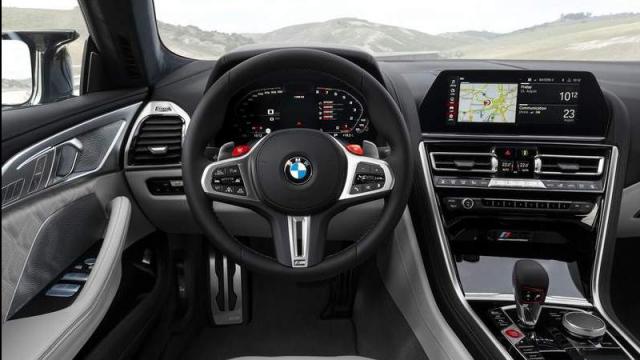 BMW Nuova M8 Gran Coupé interni strumentazione